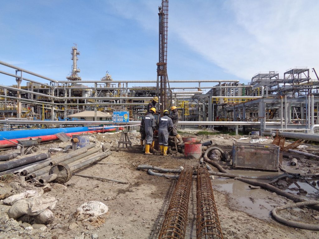 Drilling Geoteknik Bahodopi untuk Kawasan Industri dengan kegiatan soil investigation dan pengeboran tanah di area fasilitas industri untuk analisis kondisi tanah.
