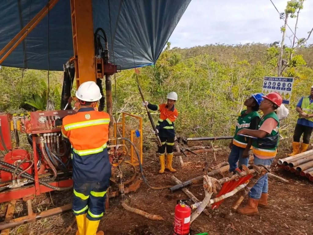 Tim melakukan Geotechnical Drilling untuk Camp Site Tambang menggunakan drilling rig sebagai bagian dari soil investigation di Sulawesi.