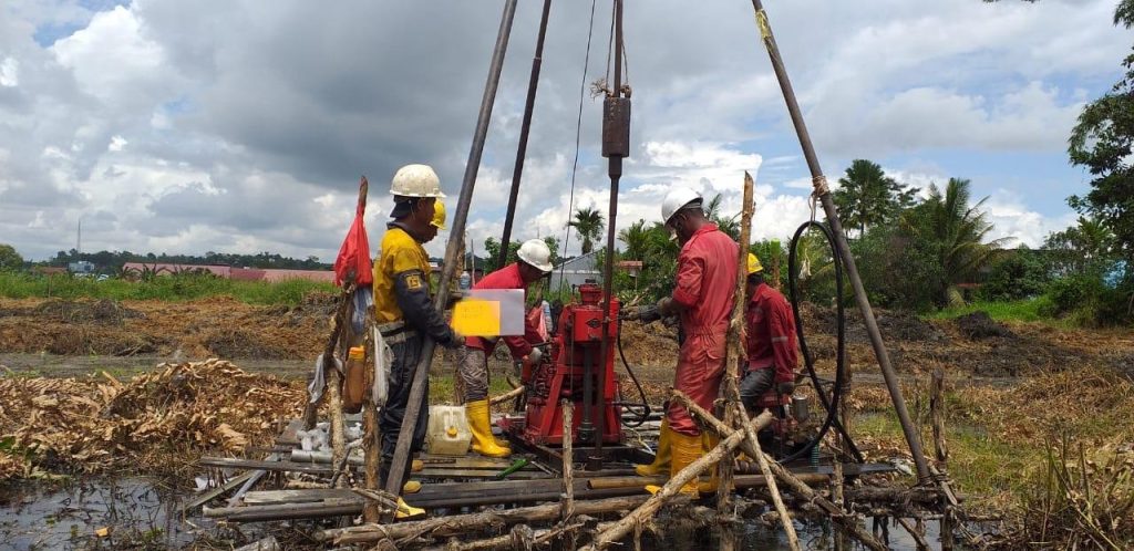 Tim melakukan Borehole Investigation untuk Pondasi Tiang menggunakan mesin drilling dalam proyek soil investigation di Jakarta.