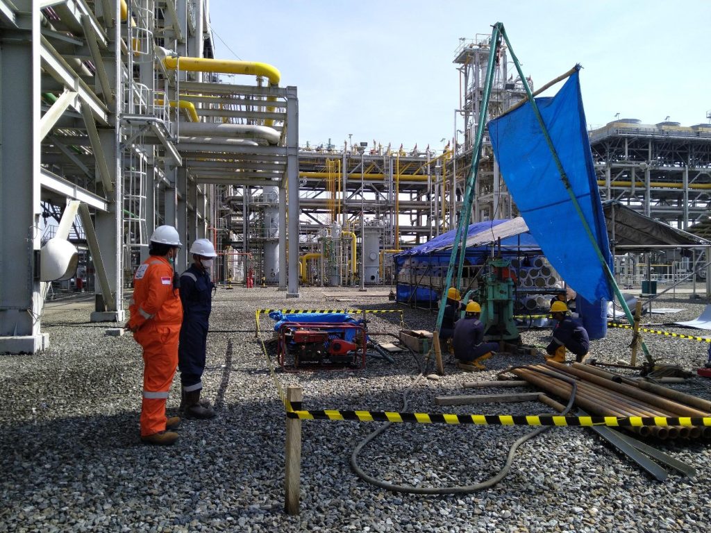 Kegiatan Borehole Investigation untuk Brownfield Project di fasilitas industri menggunakan mesin geotechnical drilling untuk investigasi tanah sebelum pengembangan proyek di Sulawesi.