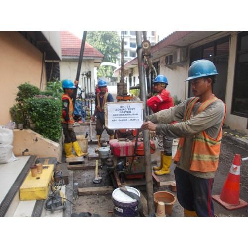 Tim melakukan Tahapan Borehole Investigation Jakarta menggunakan mesin bor geoteknik untuk investigasi tanah proyek konstruksi.