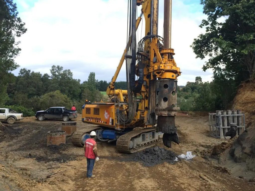 Proses pengeboran borehole untuk soil investigation dan investigasi geoteknik pada proyek konstruksi