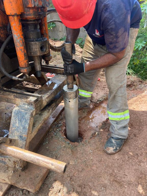 Teknisi melakukan borehole logging dan pengambilan sampel tanah pada investigasi geoteknik di Sulawesi menggunakan peralatan pengeboran geoteknik