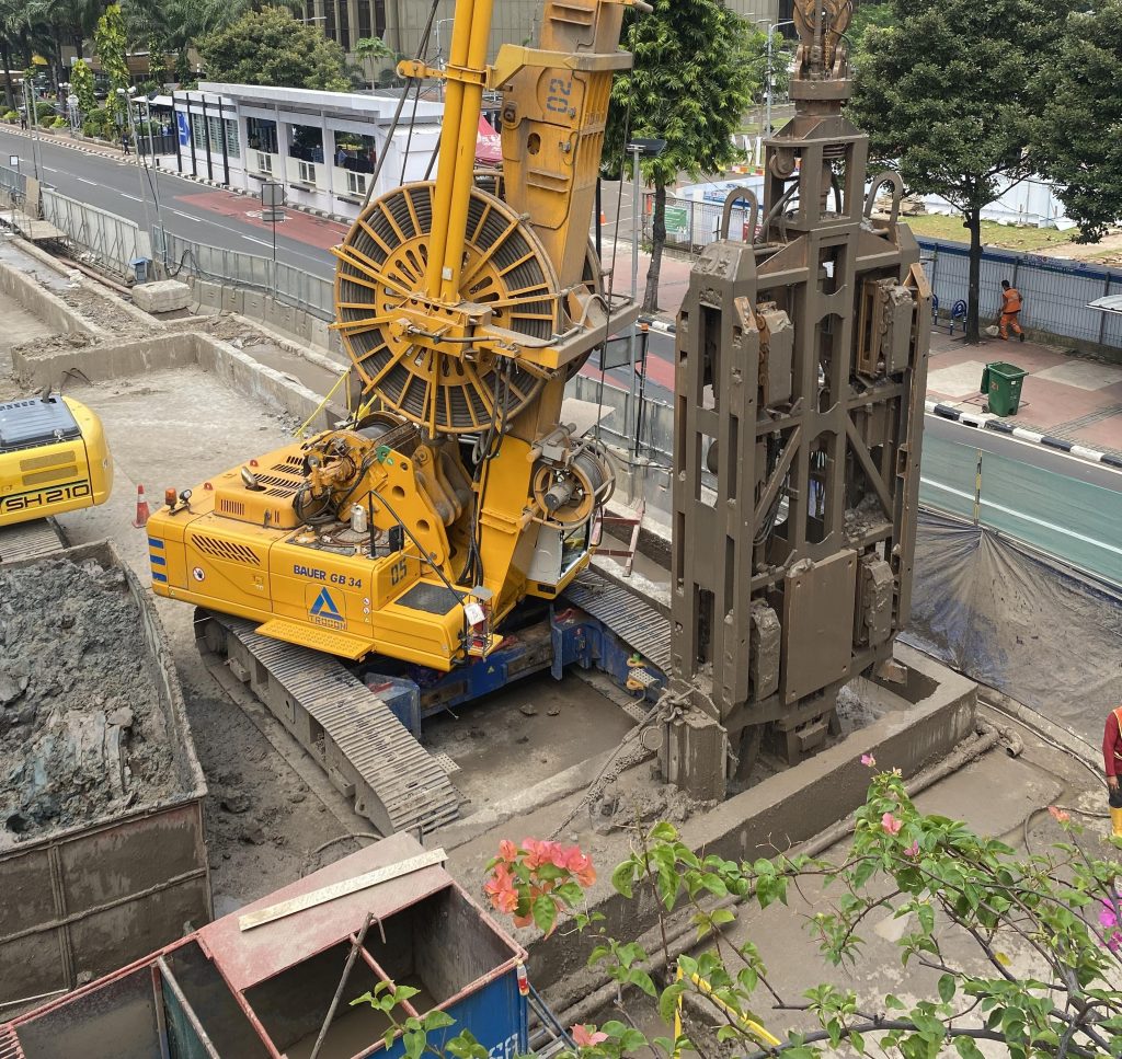 Drilling geoteknik untuk kawasan transit menggunakan alat Bauer GB 34 pada proyek infrastruktur transportasi di Jakarta