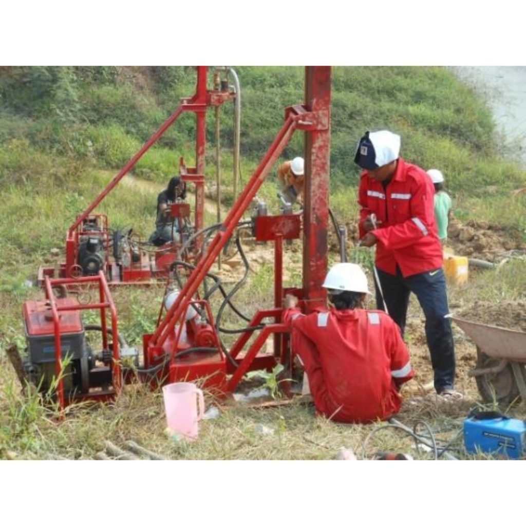 Tim melakukan Core Drilling Sulawesi untuk Pelabuhan Industri sebagai bagian dari soil investigation guna memperoleh data geoteknik untuk desain pondasi dermaga.