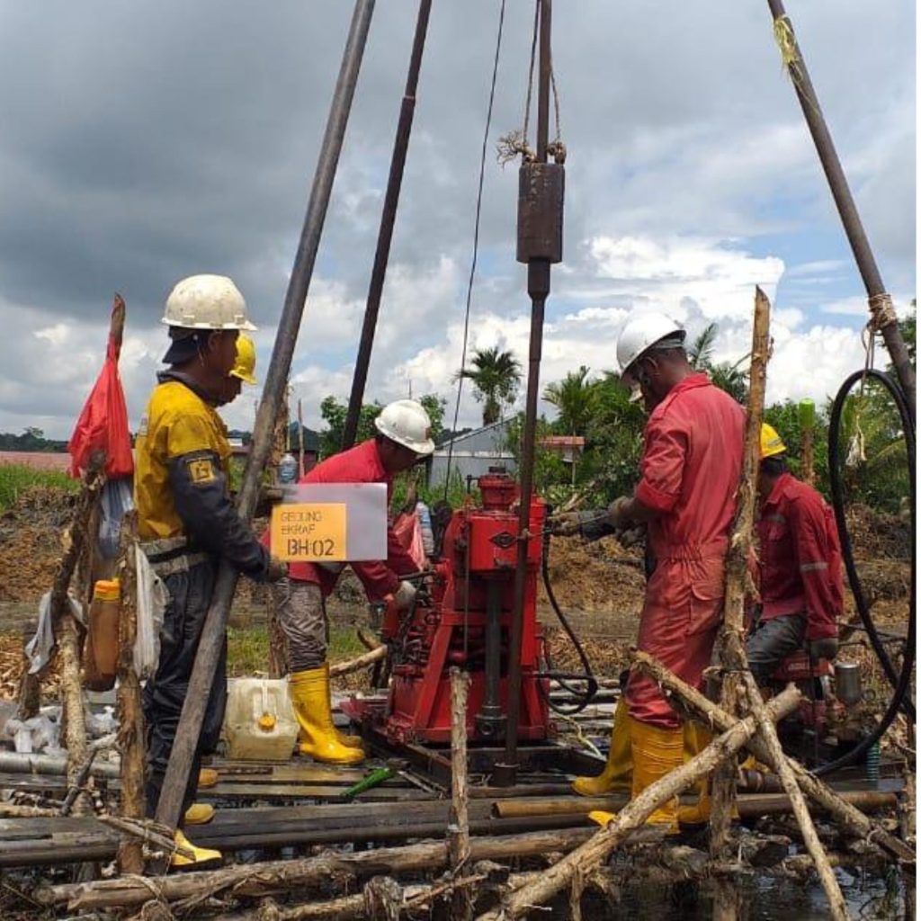 Tim borehole geoteknik melakukan soil investigation untuk analisis settlement tanah pada proyek konstruksi di Jakarta.