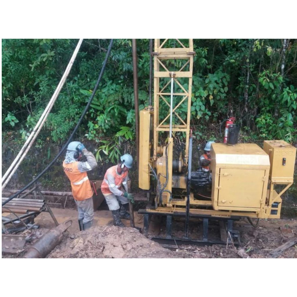 Proses pekerjaan borehole geoteknik menggunakan drilling rig untuk soil investigation di Jakarta dengan operator menggunakan APD lengkap.