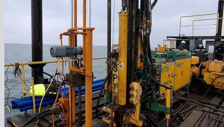 Kegiatan geotechnical drilling untuk infrastruktur pelabuhan menggunakan drilling rig offshore pada proyek soil investigation di wilayah pesisir Indonesia.