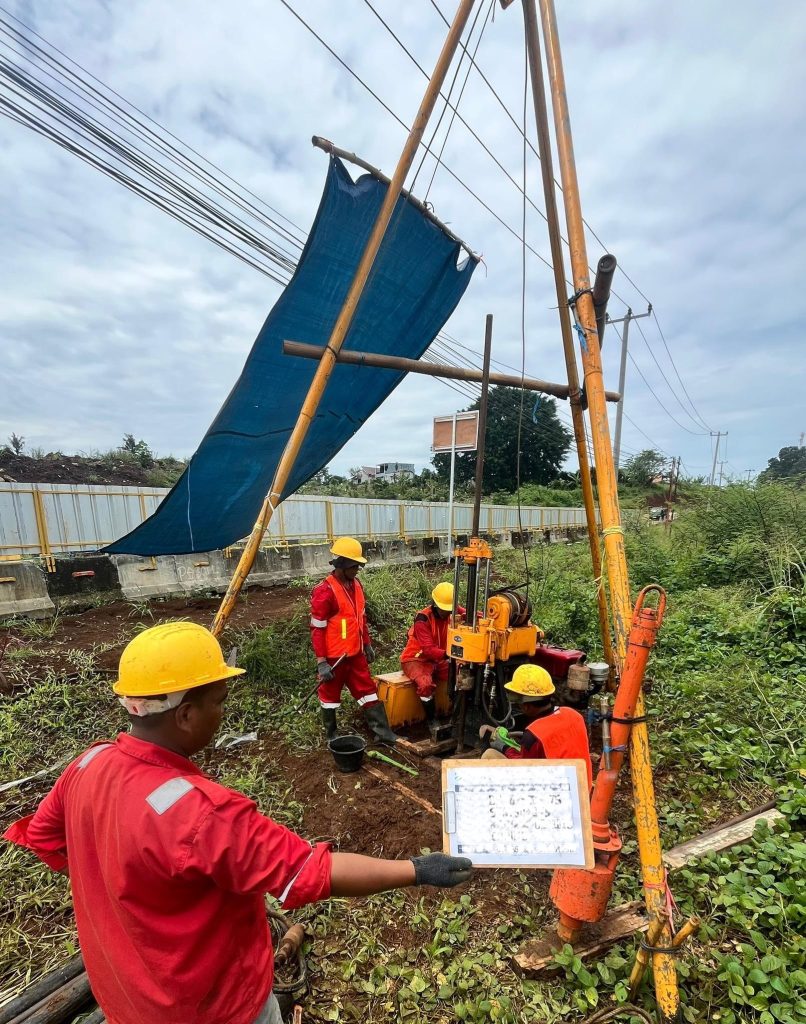 Kegiatan core drilling untuk analisis stratigrafi tanah pada proyek soil investigation di Jakarta menggunakan rig pengeboran geoteknik.
