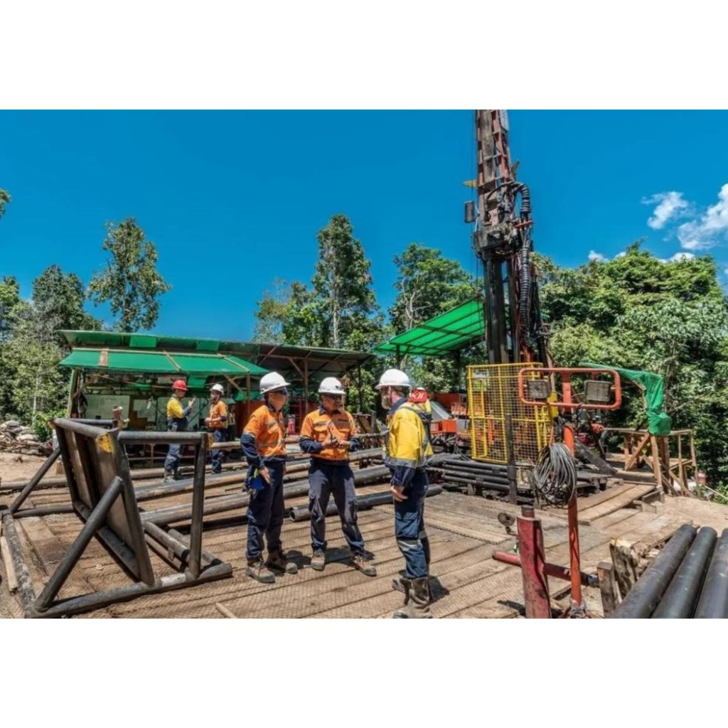 Tim kontraktor drilling geoteknik Sulawesi melakukan briefing di lokasi pekerjaan soil investigation menggunakan drilling rig untuk investigasi tanah proyek konstruksi.