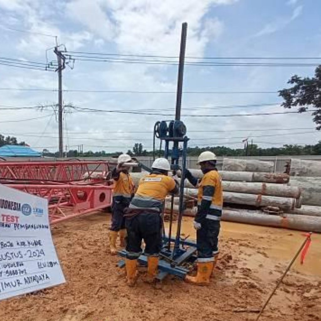 Pelaksanaan CPTu untuk pondasi heavy equipment pada proyek soil investigation di Sulawesi menggunakan alat Cone Penetration Test