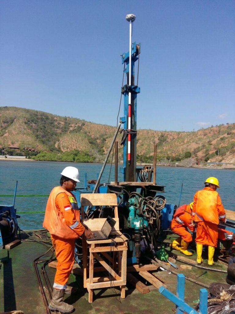 Kegiatan drilling geoteknik untuk dermaga nikel menggunakan ponton di area pesisir Sulawesi sebagai bagian dari marine soil investigation
