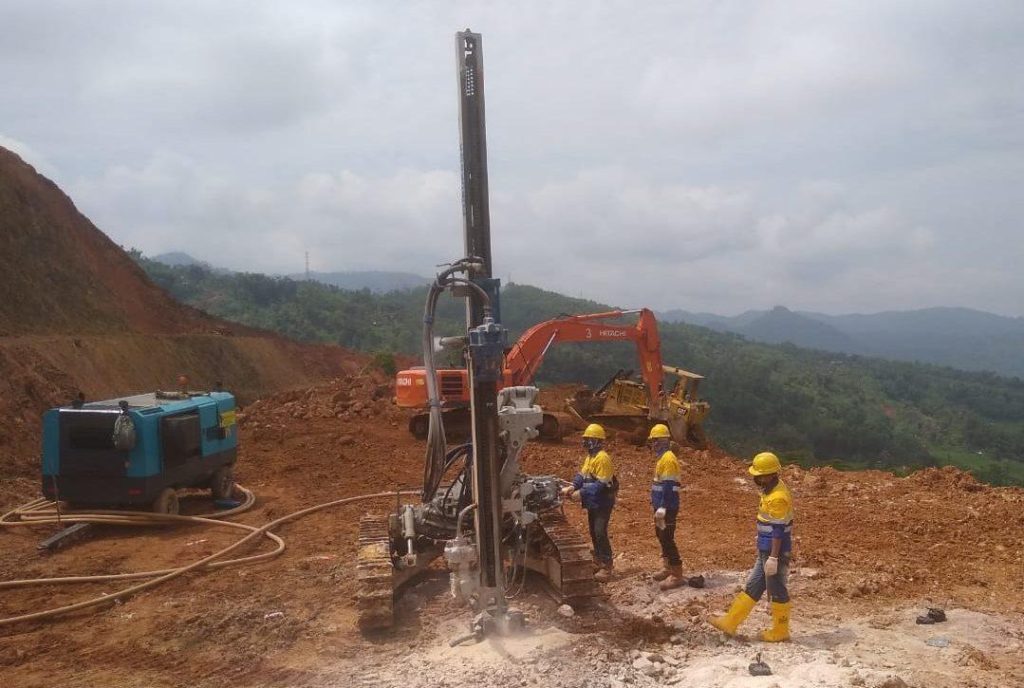 Kegiatan borehole investigation untuk pondasi smelter nikel di Sulawesi menggunakan rig geoteknik pada area konstruksi industri