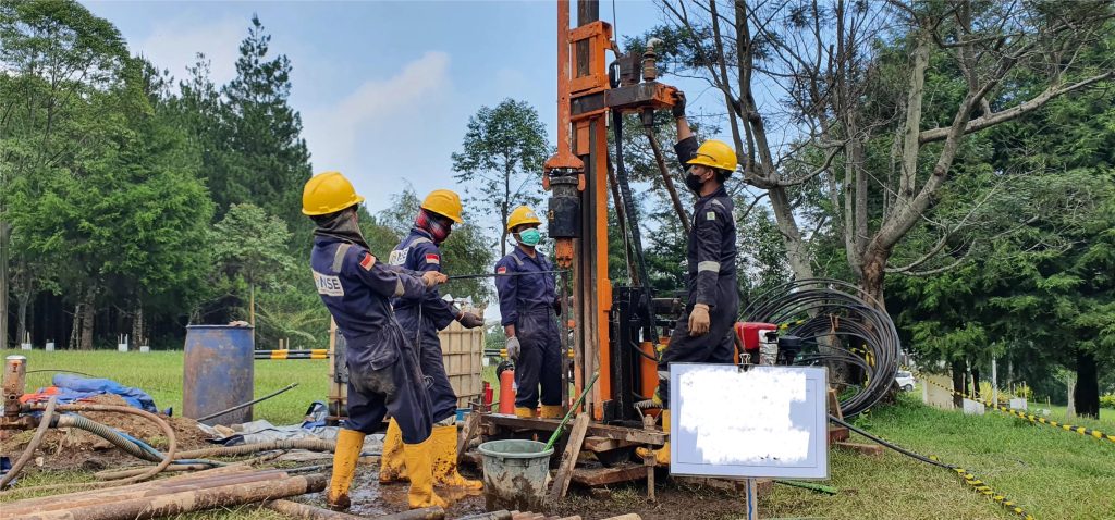Tim geoteknik melakukan borehole investigation untuk owner proyek menggunakan rig bor geoteknik di Jakarta