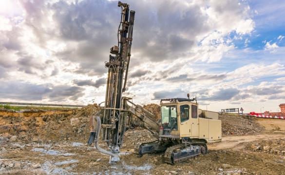 Kontraktor drilling geoteknik Jakarta melakukan pengeboran tanah untuk kegiatan soil investigation pada proyek konstruksi.