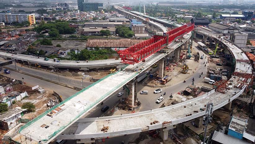 Konstruksi jalan tol layang di Jakarta yang memerlukan pengujian CPTu dan soil investigation untuk mendukung desain pondasi serta stabilitas struktur.