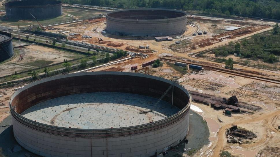 Proyek pembangunan tank farm dengan tangki penyimpanan berkapasitas besar yang memerlukan CPTu dan soil investigation untuk perencanaan fondasi yang aman.