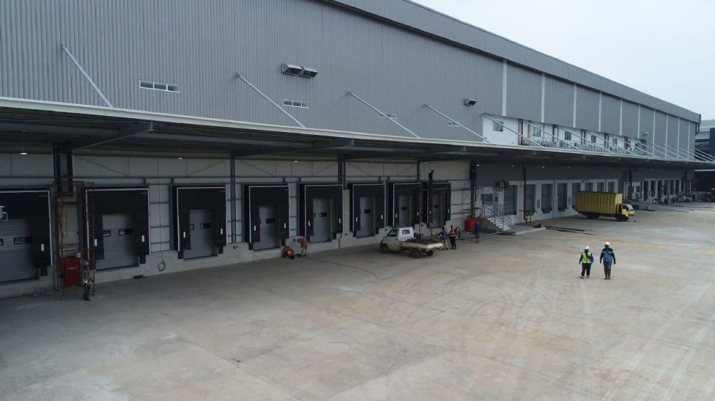 Warehouse modern di Jakarta yang memerlukan CPTu dan soil investigation untuk perencanaan fondasi gudang yang aman dan stabil.