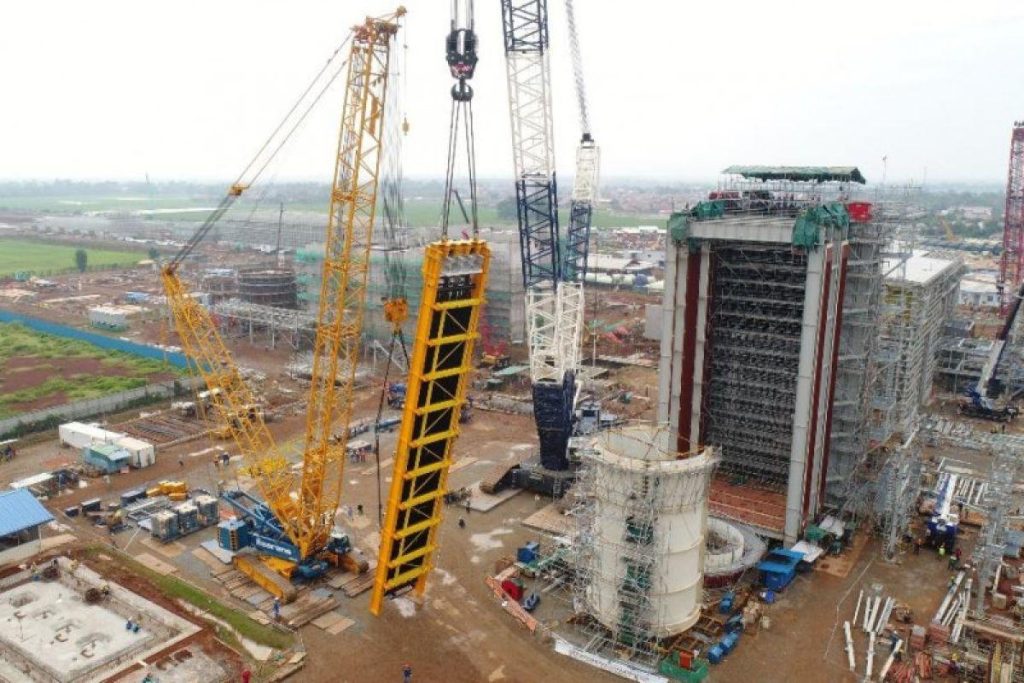 Konstruksi proyek power plant dengan crane dan struktur utama pembangkit listrik yang memerlukan pengujian CPTu dan soil investigation untuk desain fondasi.