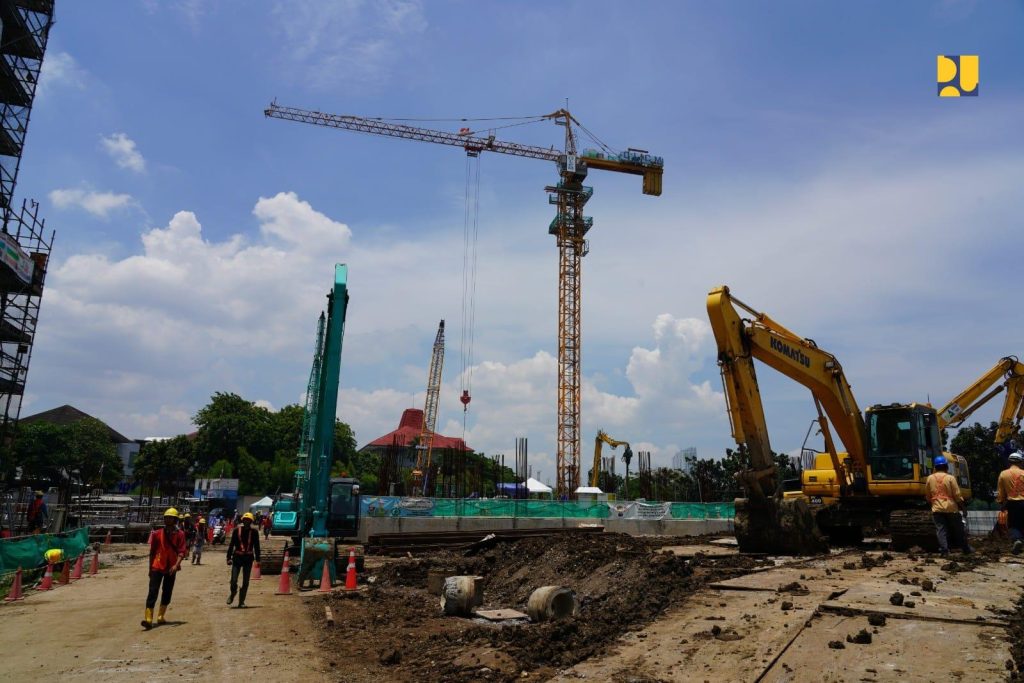 Kegiatan proyek infrastruktur perkotaan di Jakarta dengan alat berat dan tower crane yang memerlukan pengujian CPTu untuk investigasi tanah dan perencanaan fondasi.