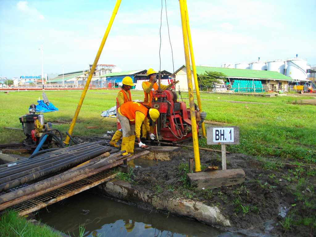 Kegiatan Borehole soil investigation untuk analisis kondisi tanah dan pengambilan sampel tanah pada proyek industri di Indonesia.