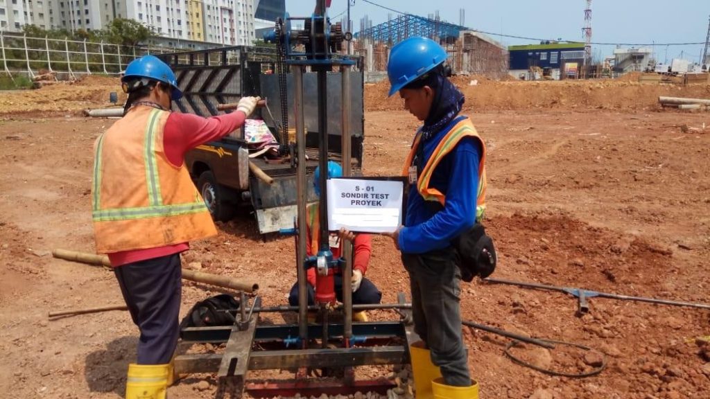 Pelaksanaan Hydraulic CPT untuk investigasi geoteknik di proyek konstruksi Jakarta guna memperoleh data kondisi tanah dan daya dukung fondasi.