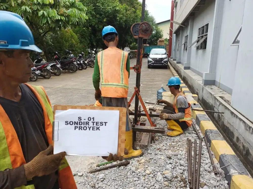 Tim melakukan pengujian CPTu untuk pondasi heavy equipment pada proyek soil investigation di Jakarta menggunakan peralatan sondir dan APD lengkap.