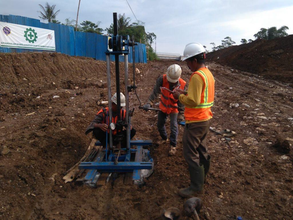 Tim geoteknik melakukan pengujian CPTu untuk desain pondasi dangkal pada proyek konstruksi di Indonesia.
