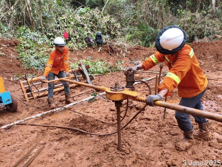 Tim melakukan pekerjaan investigasi geoteknik di area tanah merah Sulawesi