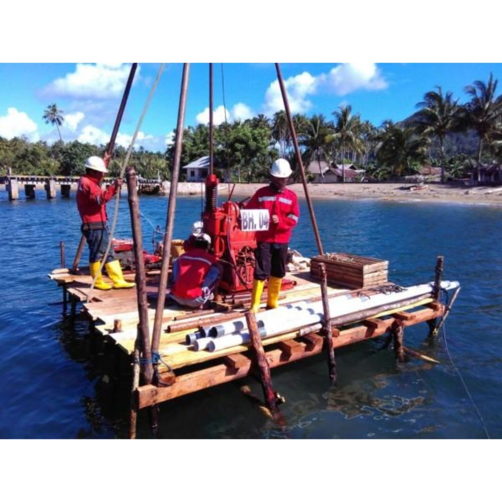 Offshore borehole untuk proyek reklamasi menggunakan rig pengeboran di atas pontoon