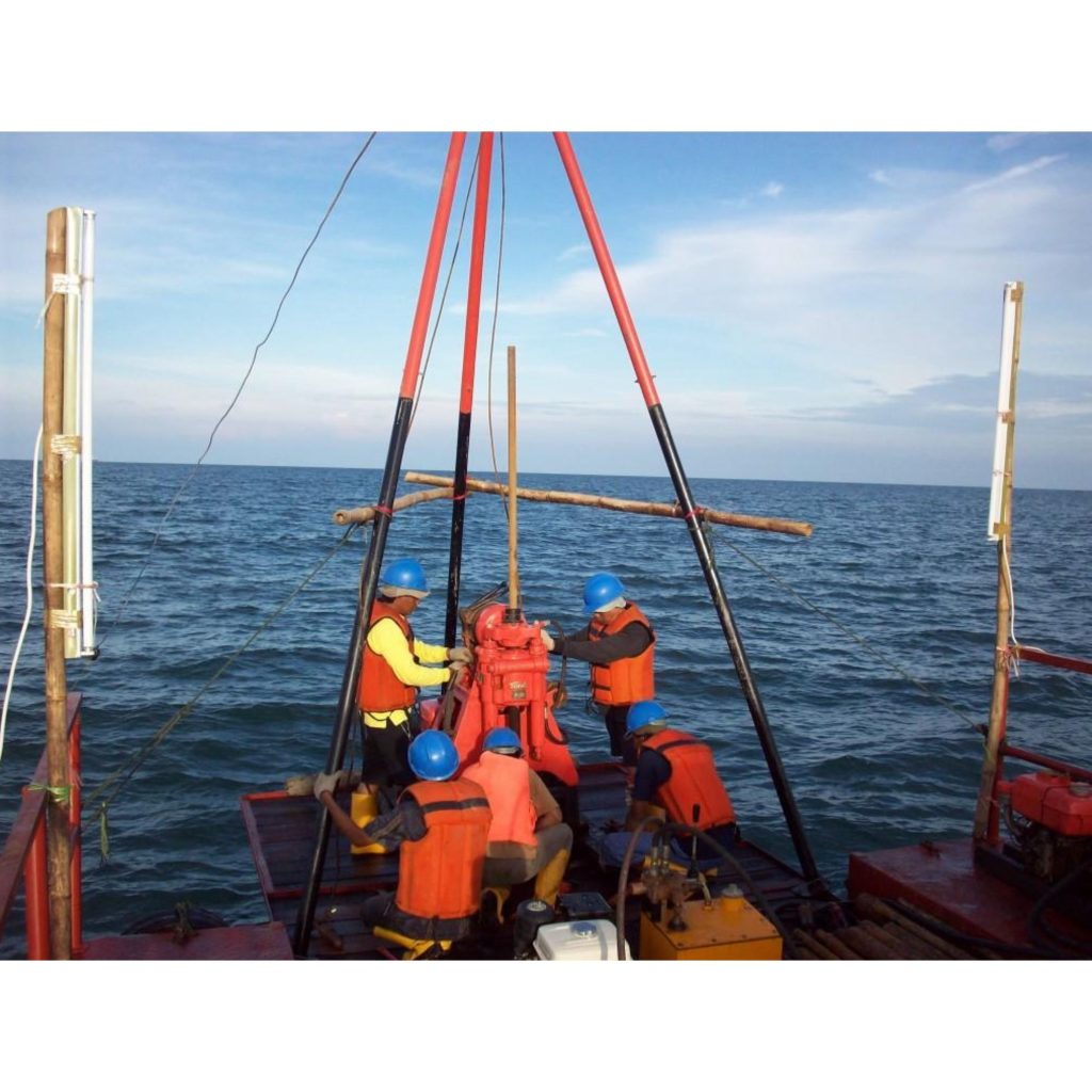 Tim drilling melakukan offshore core drilling menggunakan bagan di Sulawesi