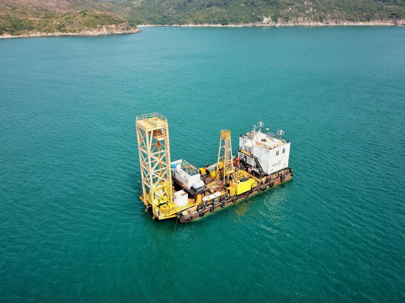 Offshore CPTu untuk infrastruktur laut menggunakan barge investigasi geoteknik