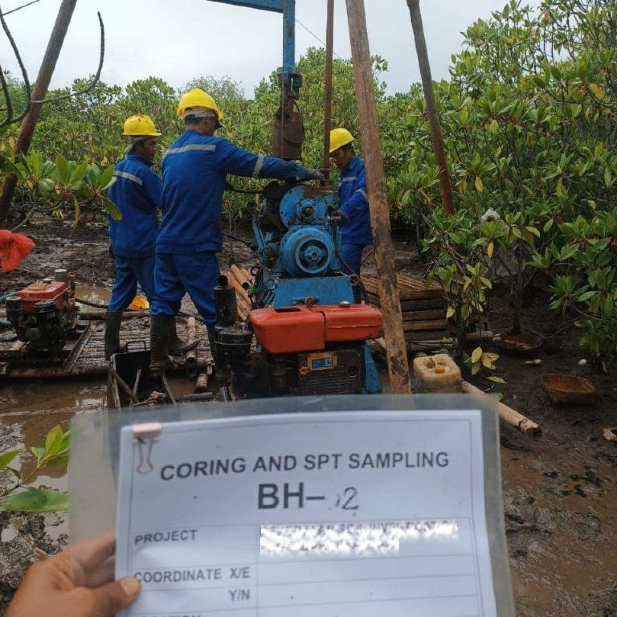 Tim melakukan Core Recovery pada Drilling Geoteknik saat pekerjaan Soil Investigation menggunakan metode Coring dan SPT Sampling.